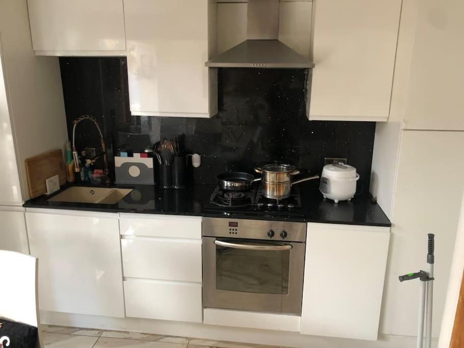 Cheerful 4 Bedroom House With Garden Free Parking Londra Esterno foto