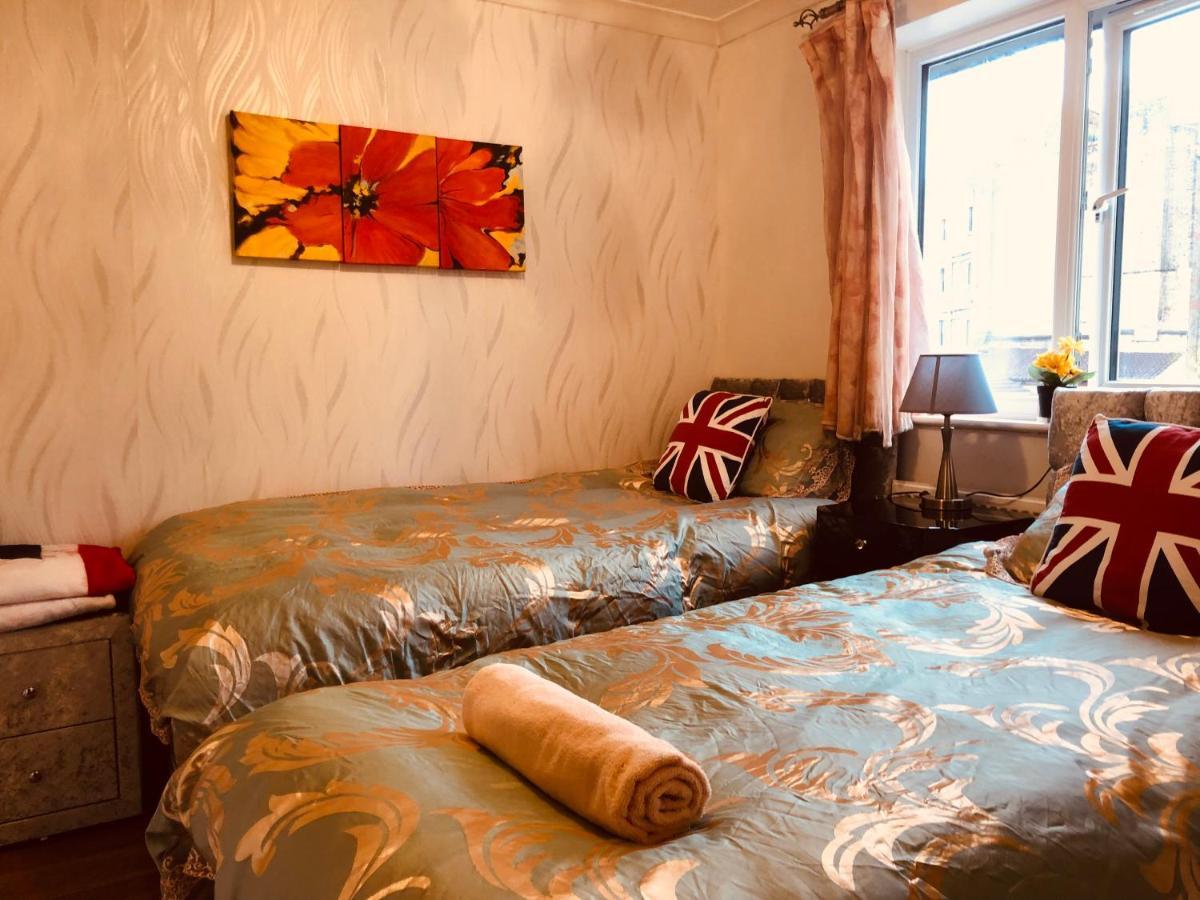 Cheerful 4 Bedroom House With Garden Free Parking Londra Esterno foto