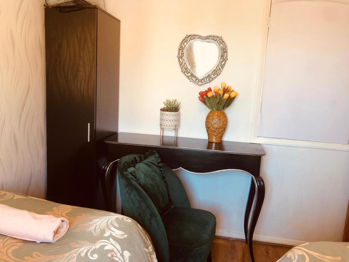 Cheerful 4 Bedroom House With Garden Free Parking Londra Esterno foto